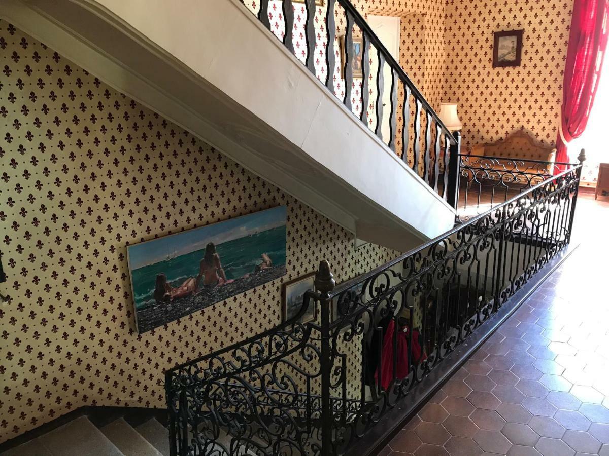 Chez Les Artistes Hotel Servian Exterior photo